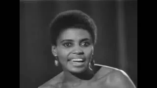 Miriam Makeba canta Qongqothwane conosciuta anche come "The Click Song"